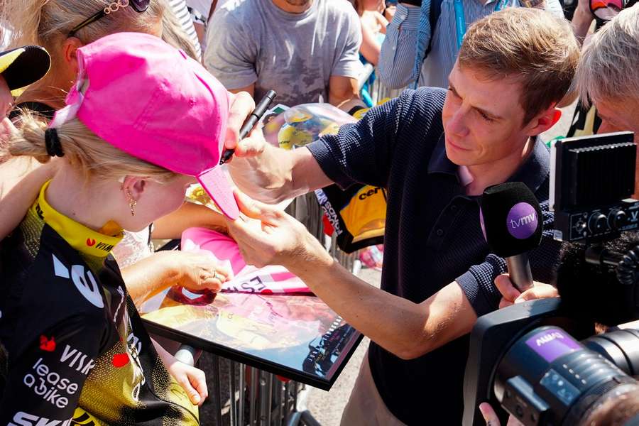 Le cycliste danois Jonas Vingegaard (à droite) signe des autographes pour les fans à Glyngore, lors de la deuxième étape du Tour du Danemark PostNord
