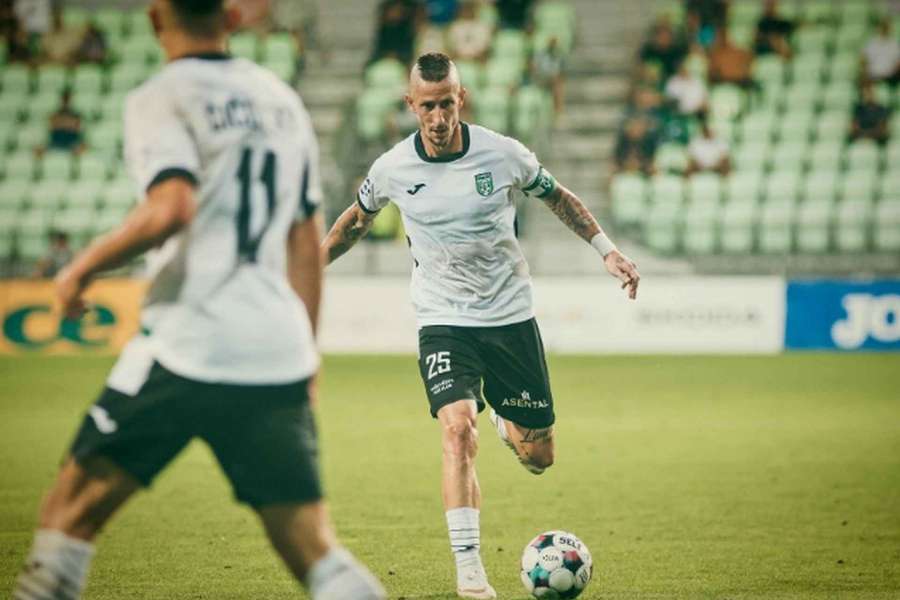 Karviná vyhrála a vede druhou ligu, Dukla totiž jen remizovala v Prostějově, tři body bere Opava