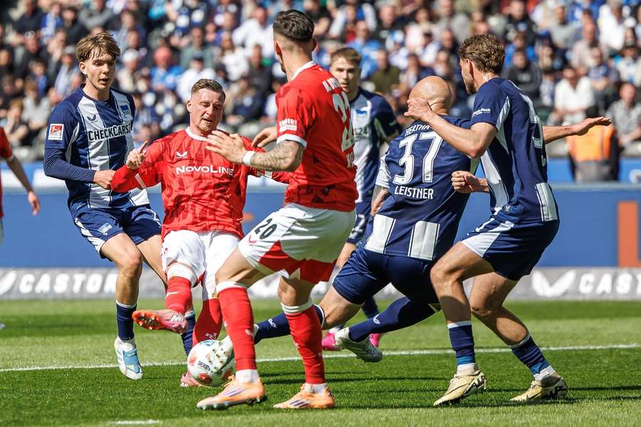 Marlon Ritter beim Schussversuch im Hertha-Strafraum.