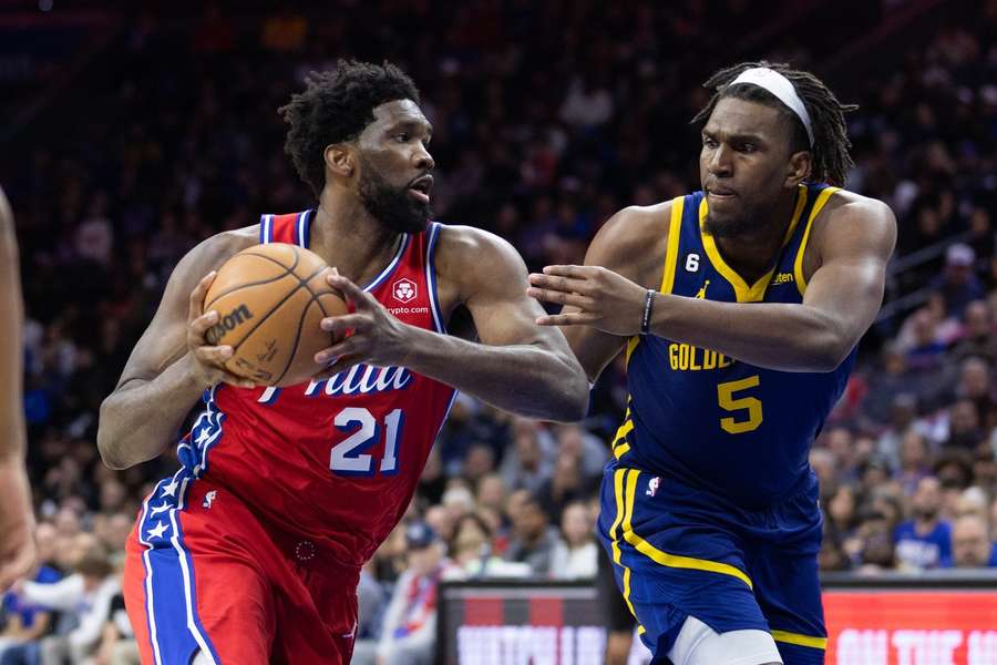 Joel Embiid esteve destaque pelos 76ers contra os Warriors