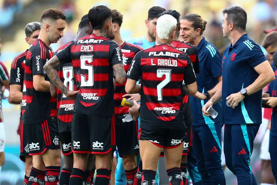 Jogadores do Flamengo conversam com Filipe Luís durante pausa para hidratação 