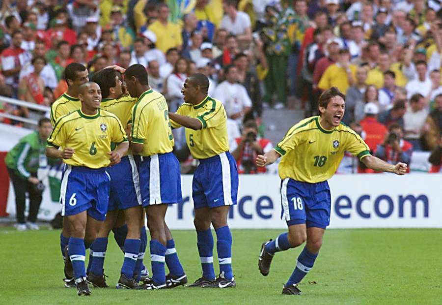 Les Brésiliens célèbrent le but de Ronaldo lors de la victoire 3-0 contre le Maroc en phase de groupes de la Coupe du monde 1998 à Nantes.