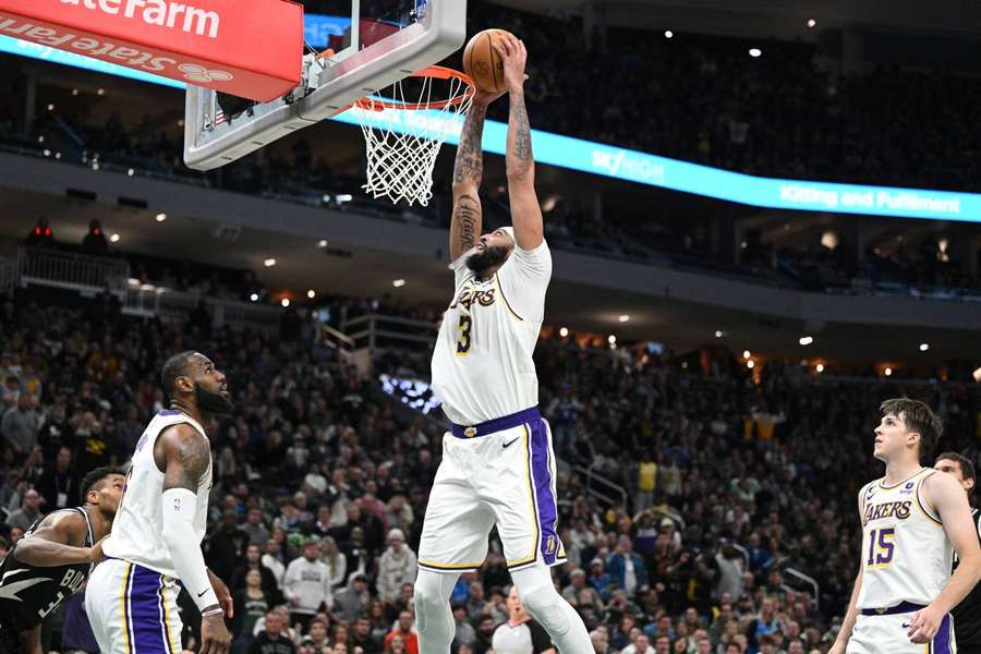 Lakers' stars shine in victory over Bucks