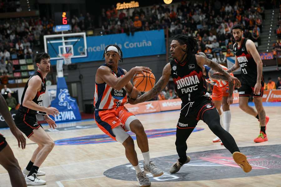 Nike Sibande, a la derecha, defendiendo a Brandon Taylor en su último partido con el Bàsquet Girona