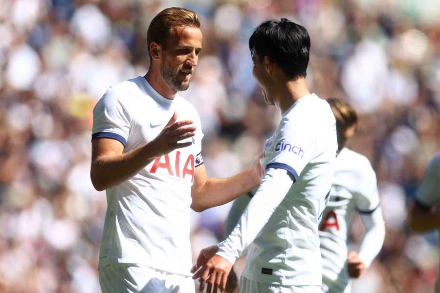 Harry Kane celebra un gol con Son Heung-min mientras jugaba en el Tottenham Hotspur