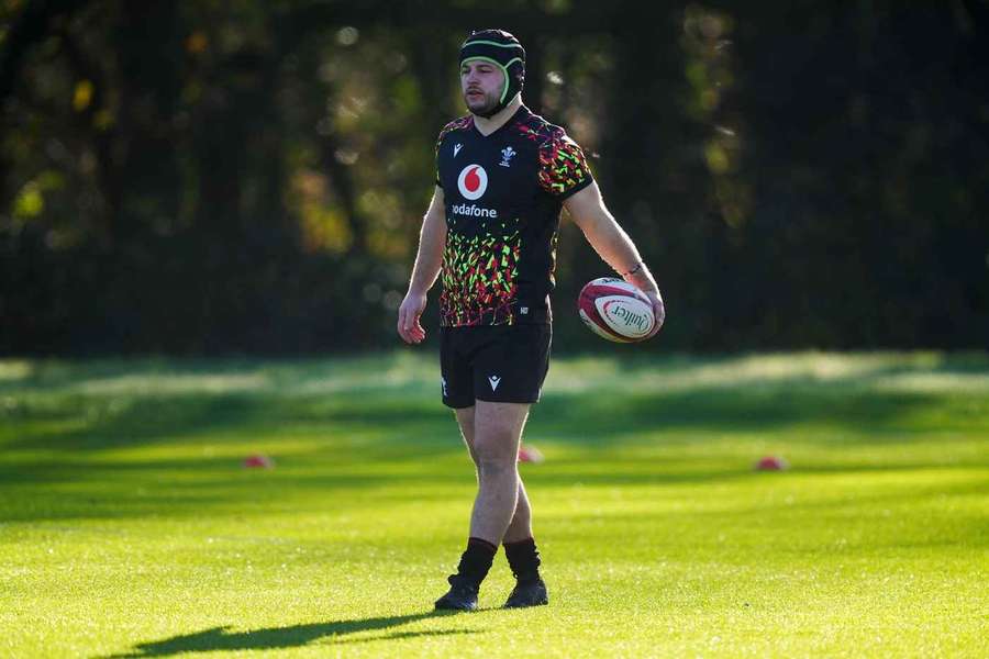 Deaves trains with Wales Deaves trains with Wales