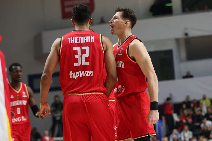 Davin Krämer und Johannes Thiemann feiern.