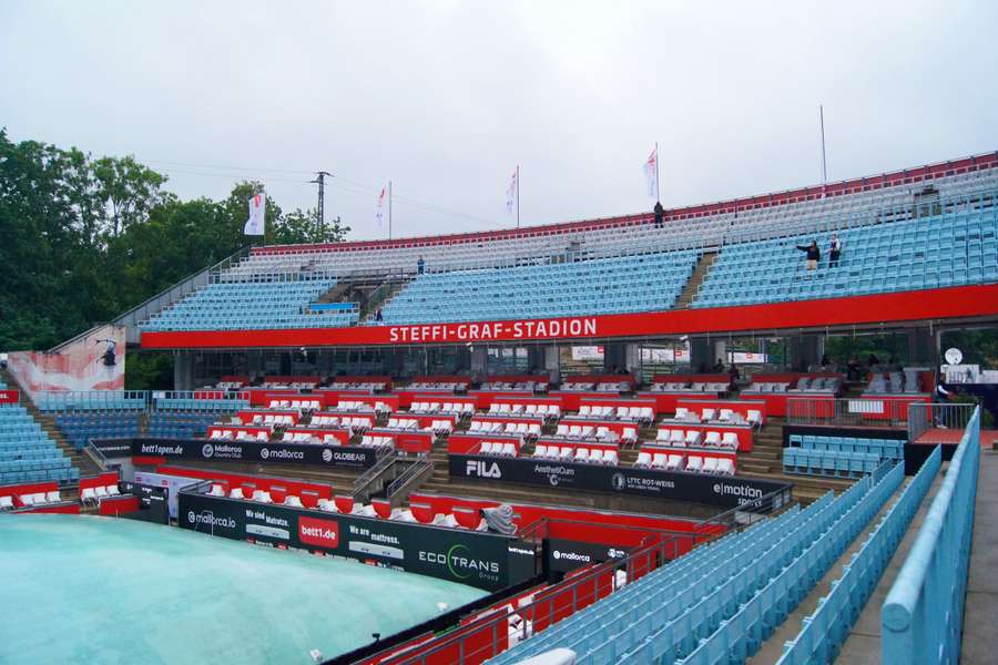 Viel Regen, kein Tennis bei den bett1open am Freitag – das Steffi-Graf-Stadion verwaist.