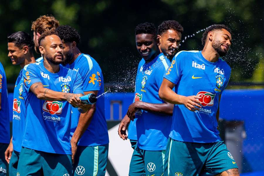 Neymar em momento de descontração no treino com Matheus Cunha Neymar em momento de descontração no treino com Matheus Cunha