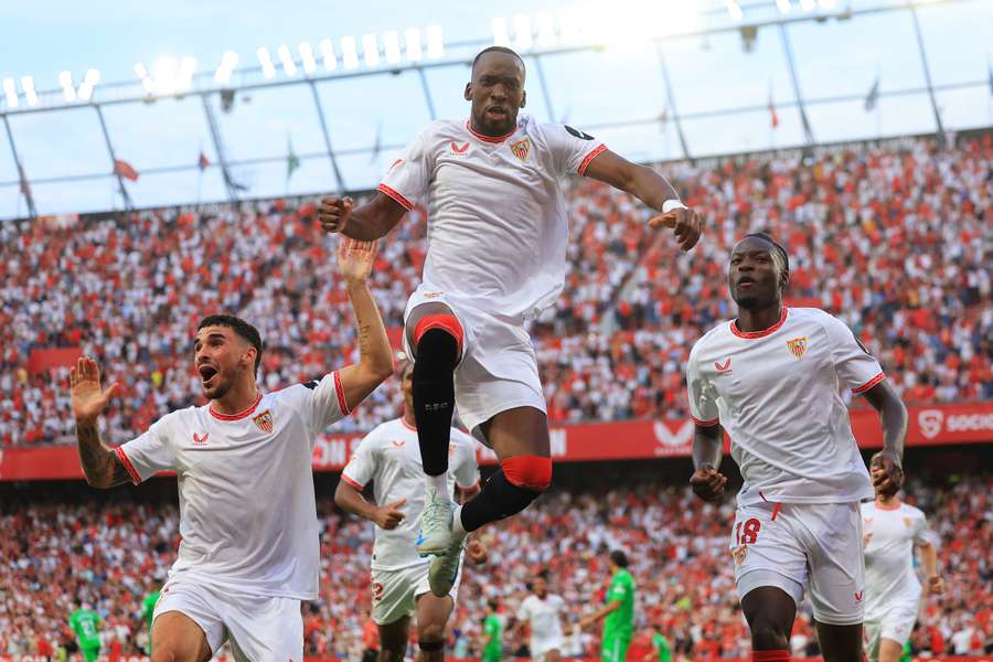 Lukébakio y sus compañeros celebran el gol del belga