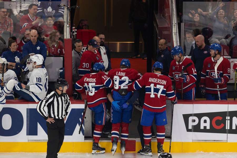 Patrik Laine po tvrdom zákroku nedohral zápas proti Torontu. 