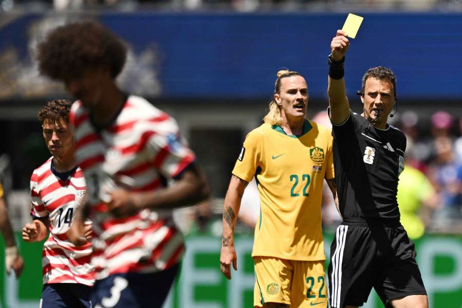 Ref gives a yellow card to USA's Chris Richards
