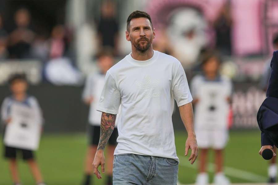 Superstar Lionel Messi im weißen T-Shirt