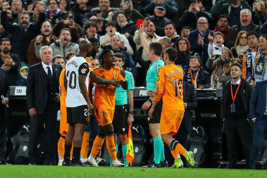 Vini Jr. ficou revoltado com expulsão em Valencia 1x2 Real Madrid