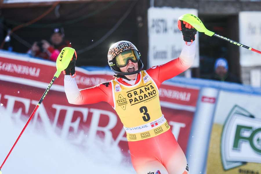 Holdener takes the win in Sestriere with Shiffrin right behind