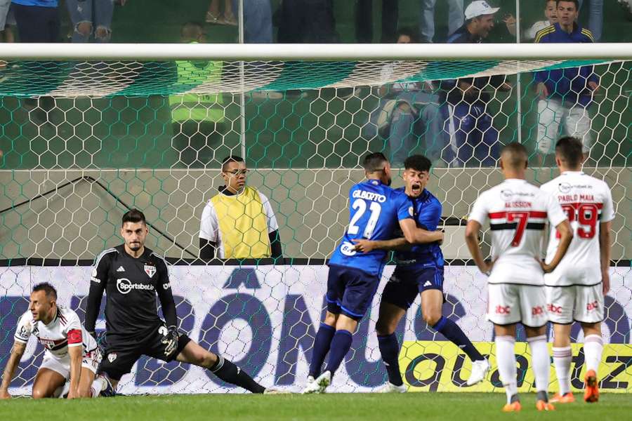 Rafinha fez gol contra no começo da partida