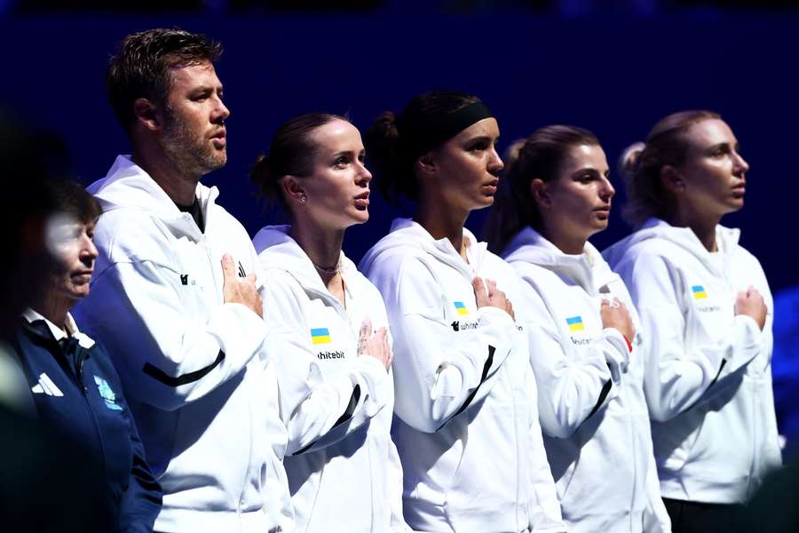 El equipo ucraniano, mientras suena el himno