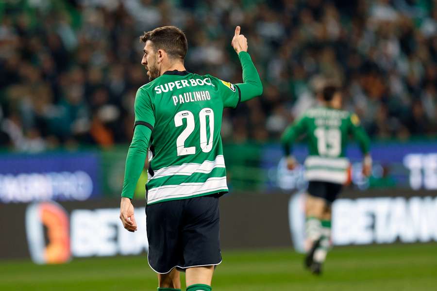 Paulinho em ação contra o FC Porto