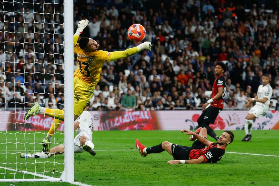 Leo Román obronił strzał Mbappé.
