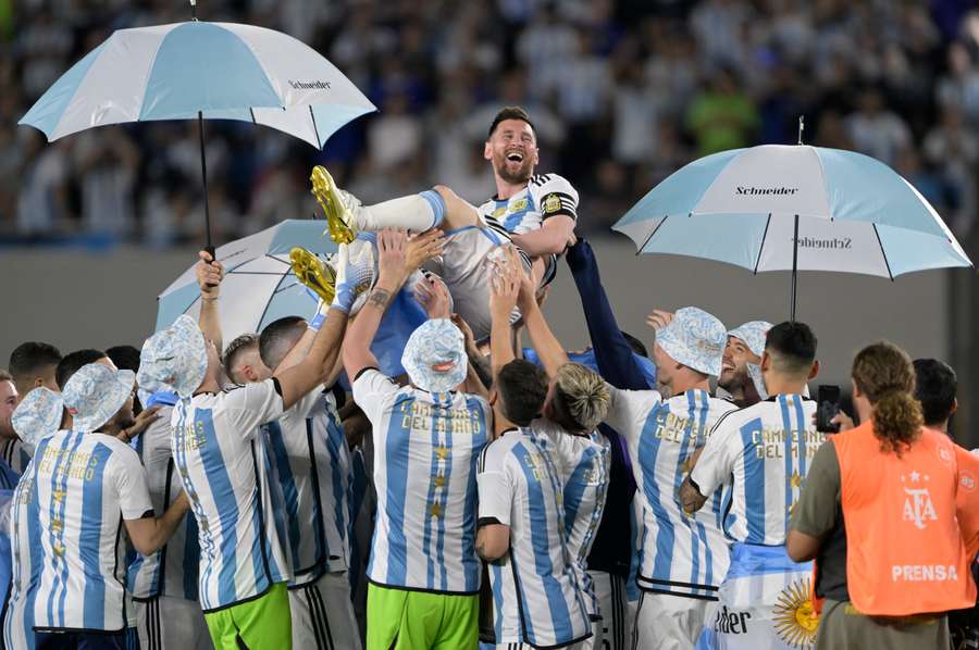Leo Messi porté en triomphe.