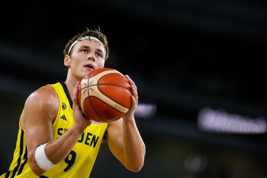 Pelle Larsson shoots during Sweden's win in Ljubljana