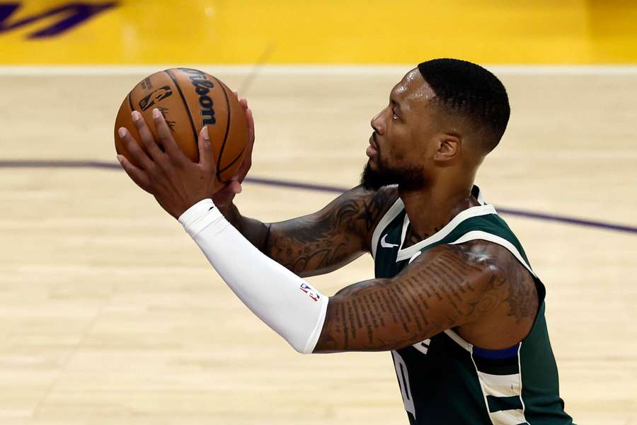 Bucks pokonali osłabionych 76ers w pierwszej kolejce. Znakomici Lillard i Antetokounmpo