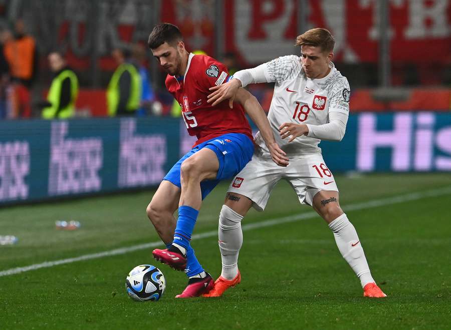 David Jurásek si kryje míč před Robertem Gumnym. David Jurásek si kryje míč před Robertem Gumnym.