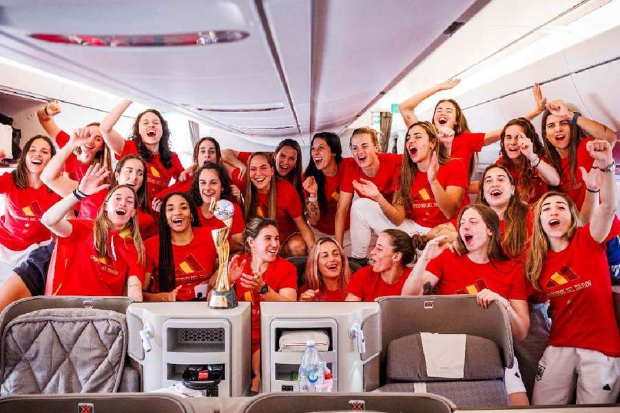 La selección femenina, en el avión de vuelta a España tras haberse proclamado campeonas del mundo.