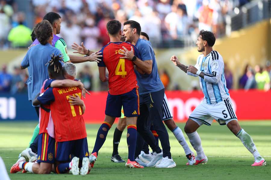 Argentinos e espanhóis entraram em confronto após a final Argentinos e espanhóis entraram em confronto após a final