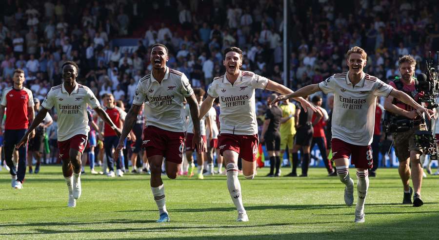 Arsenal-Spieler feiern mit den Fans nach dem Gewinn der englischen Premier League Arsenal-Spieler feiern mit den Fans nach dem Gewinn der englischen Premier League