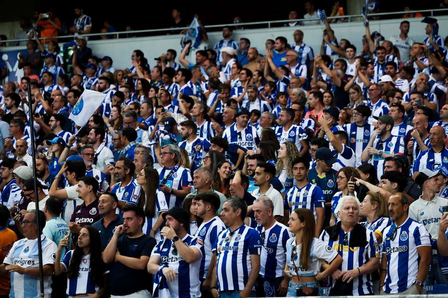 Adeptos do FC Porto no apoio à equipa Adeptos do FC Porto no apoio à equipa