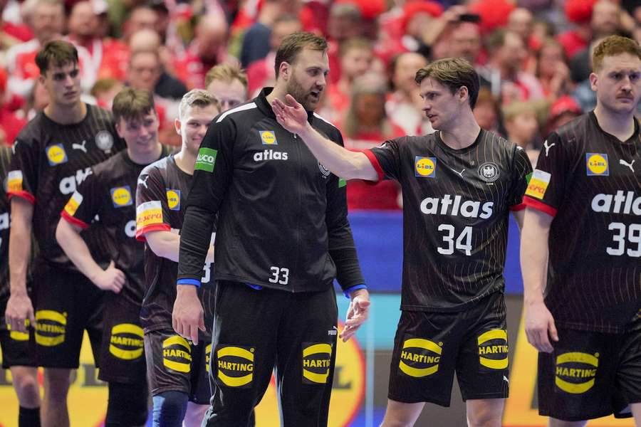Die deutschen Handballer müssen für den Traum von einer WM-Medaille am Donnerstag gegen Italien gewinnen.