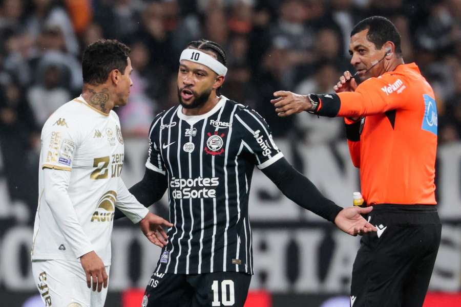 No último jogo em Itaquera, Corinthians perdeu para a Chape de virada por 2 a 1 No último jogo em Itaquera, Corinthians perdeu para a Chape de virada por 2 a 1