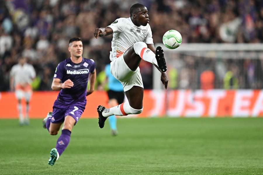 Kurt Zouma gets to the ball before Luka Jovic