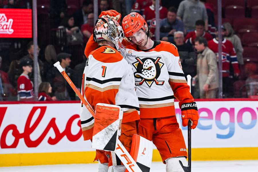 Dostál si připsal v utkání NHL 27 zákroků. Dostál si připsal v utkání NHL 27 zákroků.