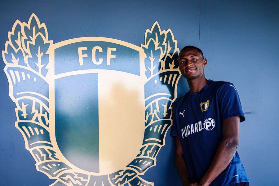 Umar Abubakar apresentado pelo Famalicão
