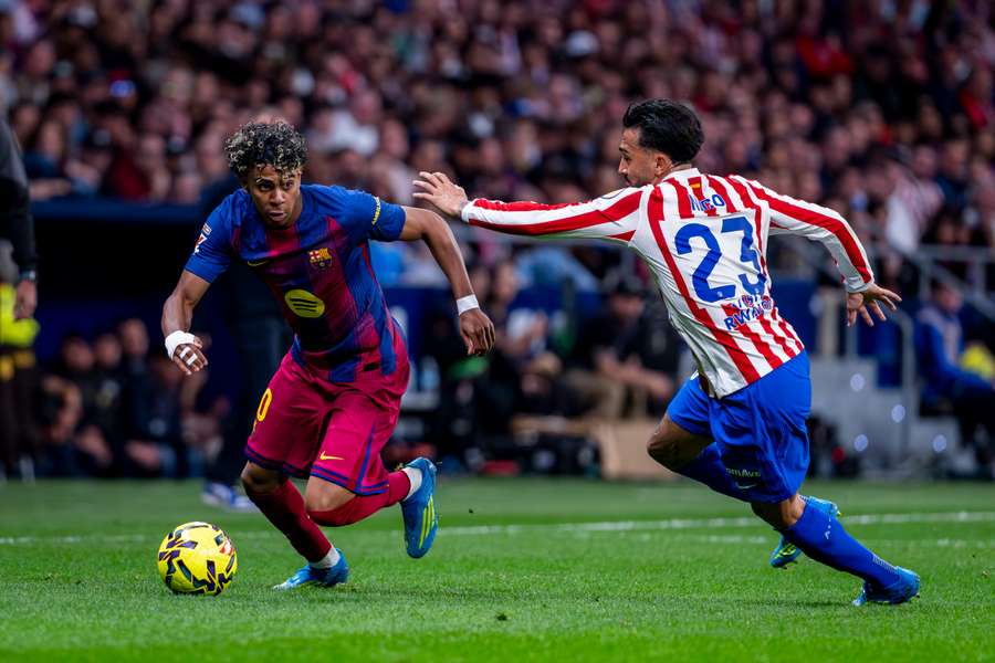 Nicolás González (Atlético Madrid) persegue Lamine Yamal (Barcelona)