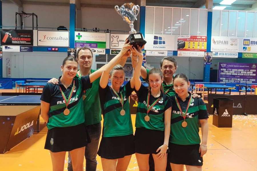 As jogadoras do Sporting com o troféu de campeãs nacionais