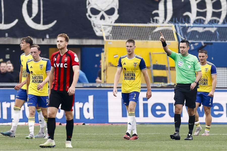 Scheidsrechter Dennis Higler legt de wedstrijd SC Cambuur-Willem II stil wegens gegooide bekers op 17 september