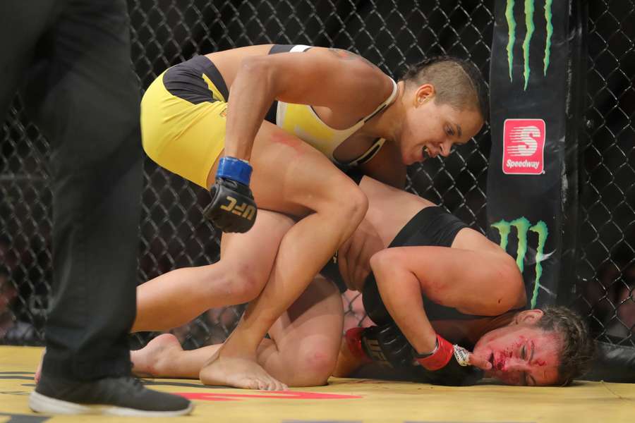 Amanda Nunes venceu Miesha Tate com mata-leão no final do primeiro round.