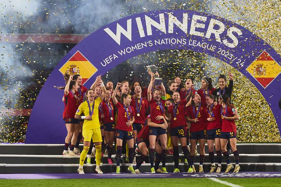Las jugadoras españoles celebran el título de la Liga de las Naciones