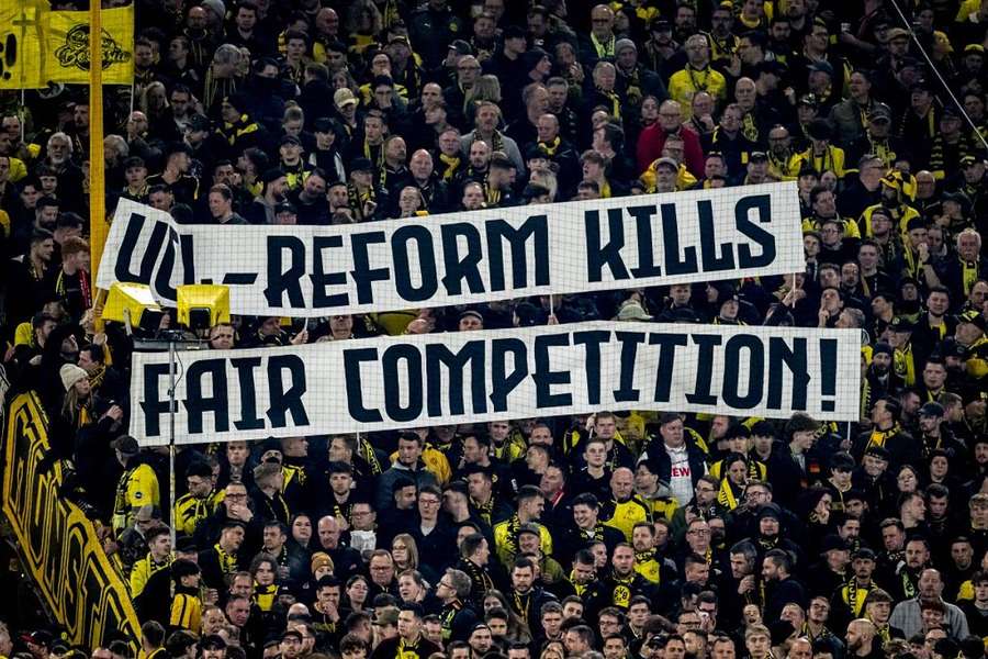 Les supporters de Dortmund dévoilant une banderole anti-UEFA.