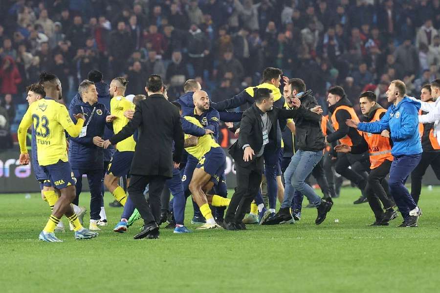 Suporterii lui Trabzonspor au intrat pe teren și i-au atacat pe jucătorii lui Fenerbahce