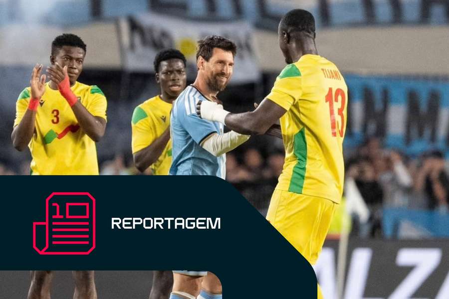 Mohamed Tijani, central do Benim, aperta a mão de Lionel Messi Mohamed Tijani, central do Benim, aperta a mão de Lionel Messi