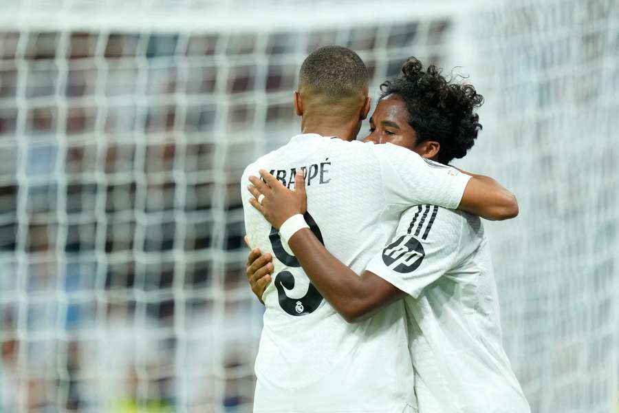 Endrick abraça Mbappé após gol em estreia na Champions League