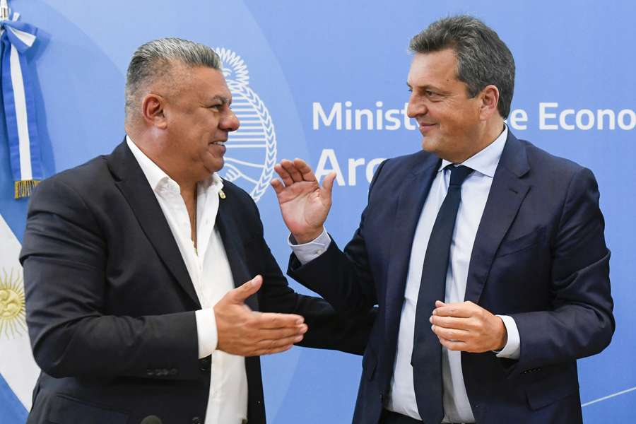 Prezesa AFA, Claudio Tapia (po lewej) i minister gospodarki Sergio Massa (po prawej)