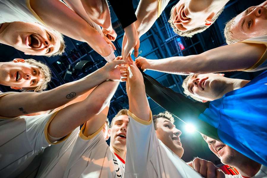 Die Spieler der deutschen Handball-U21 nach dem Halbfinal-Sieg über Serbien.