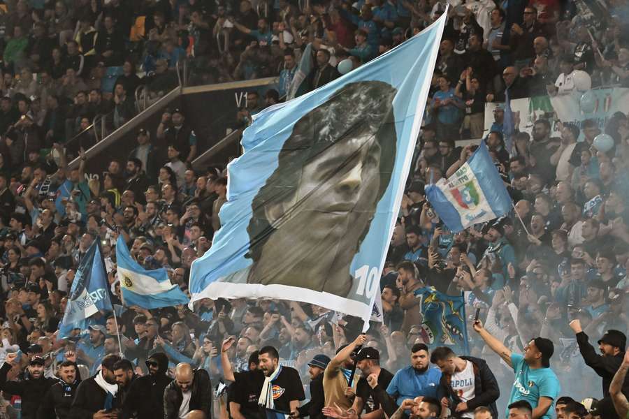 A bandeira de Maradona sobrevoa o estádio