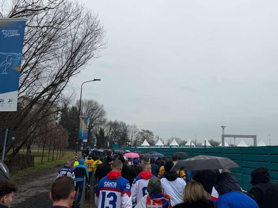 Pred štadiónom v Miláne.