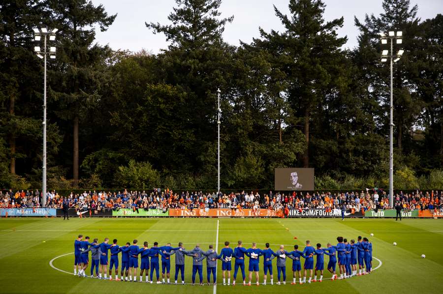 Het Nederlands elftal hield een minuut stilte voor Johan Neeskens.